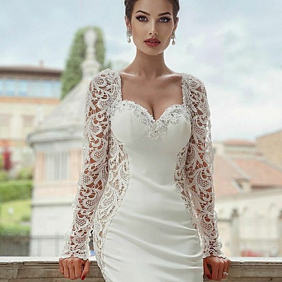 Elegancka dopasowana suknia ślubna zdobiona koronką i kryształkami