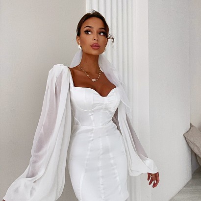 Biała satynowa mini dopasowana sukienka z szyfonowymi rękawami