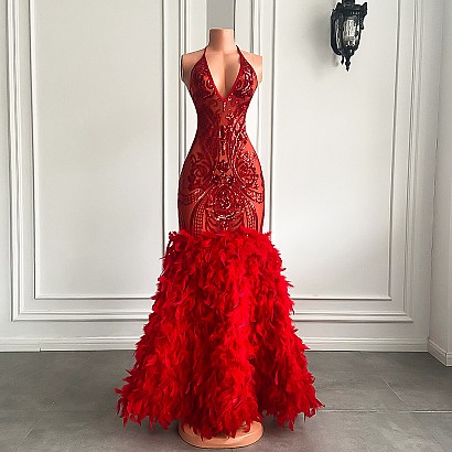 Czerwona dopasowana cekinowa suknia z naturalnymi piórami