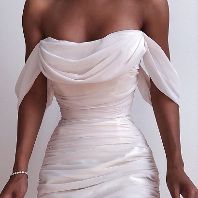 Biała marszczona midi dopasowana sukienka z opadającymi ramionami