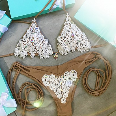 Białe koronkowe bikini zdobione kryształkami Swarovskiego® AB
